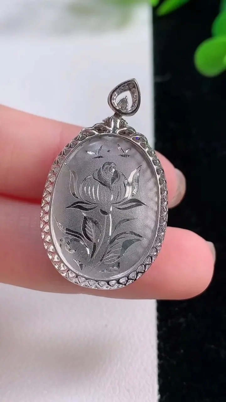 天然A货翡翠金枝玉叶 叶子吊坠，尺寸34.2-20.6-8.1，裸石23.5-16.8重量:6.62g
11月25日