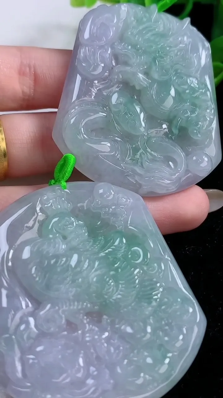 天然A货翡翠春带彩紫罗兰龙凤呈祥吊坠一对，尺寸54.3-45-5.8，重量:59.75g
11月25日