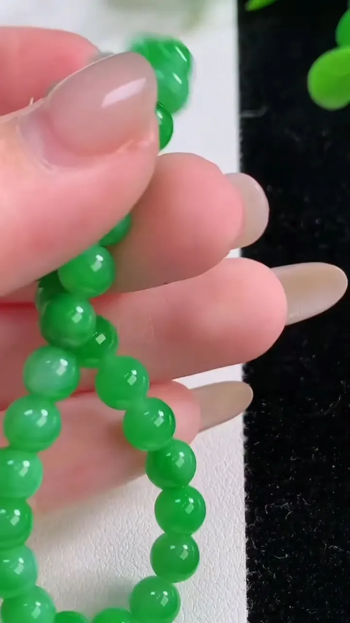 天然A货翡翠圆珠手串，尺寸5.8-30颗，重量:11.41g11月25日
工厂直销收藏佳品,种好水足，色泽均匀，有种有色，上手高大气！