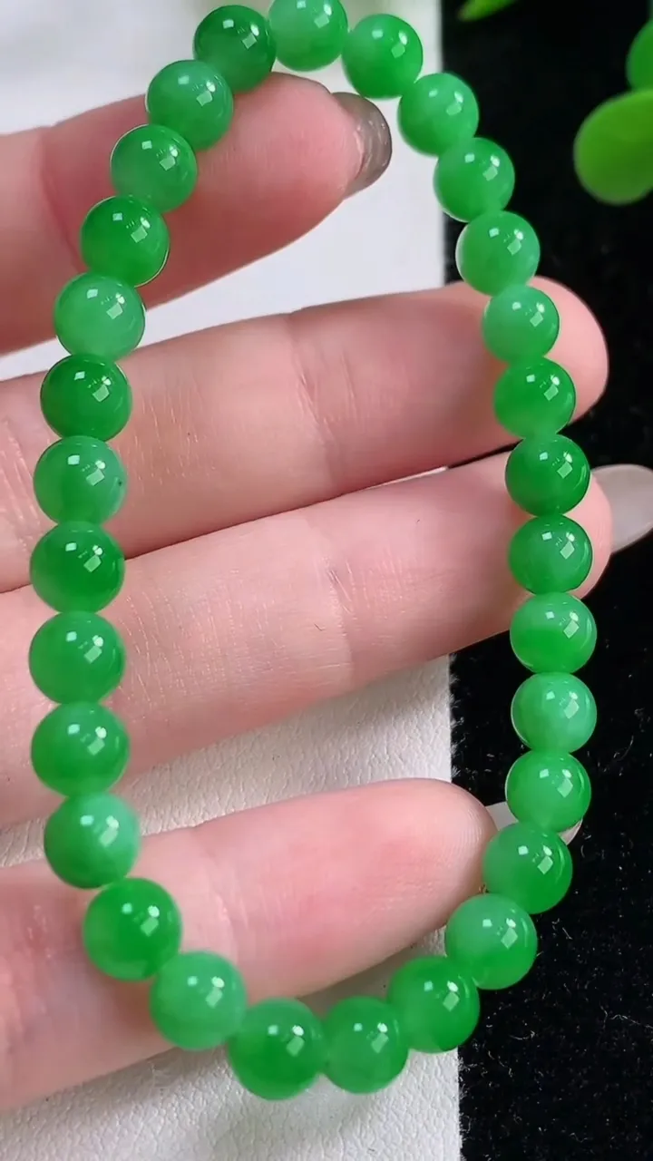 天然A货翡翠圆珠手串，尺寸5.8-30颗，重量:11.41g11月25日
工厂直销收藏佳品,种好水足，色泽均匀，有种有色，上手高大气！