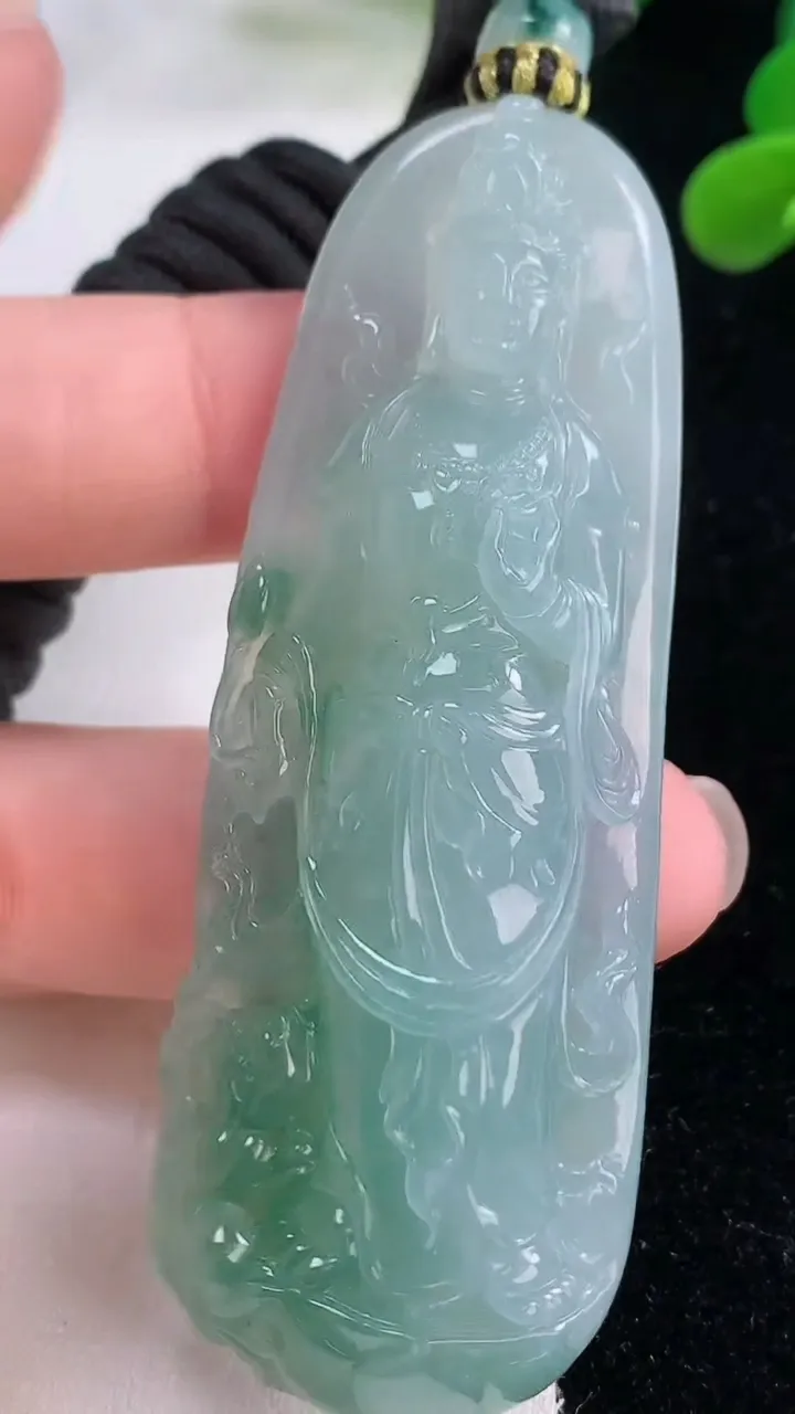 天然A货翡翠种飘花观音菩萨吊坠，尺寸70.7-25.2-11.6，重量:41.62g
11月25日