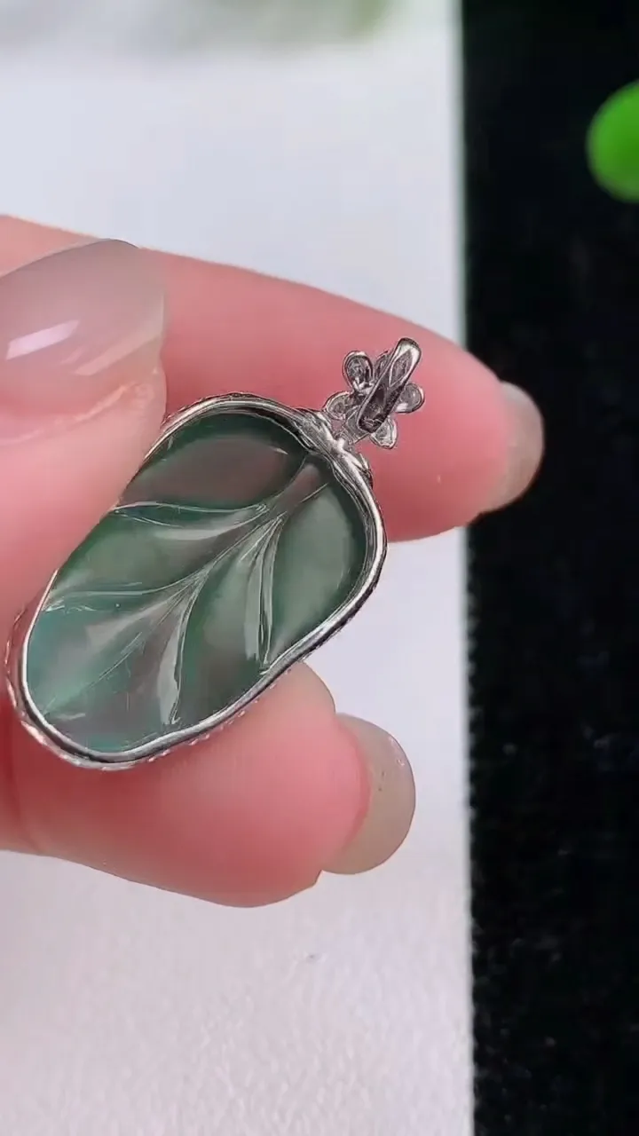 天然A货翡翠金枝玉叶 叶子吊坠，尺寸27.8-13.7-6.5，裸石20-12.6重量:2.52g
11月25日