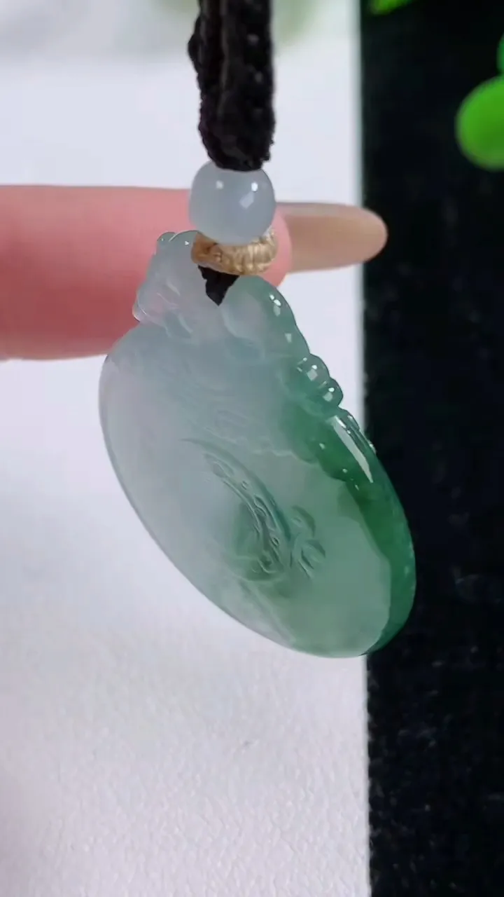 天然A货翡翠冰种飘花复古平安扣吊坠，尺寸35.3-28.6-5.2，重量:13.06g
11月25日