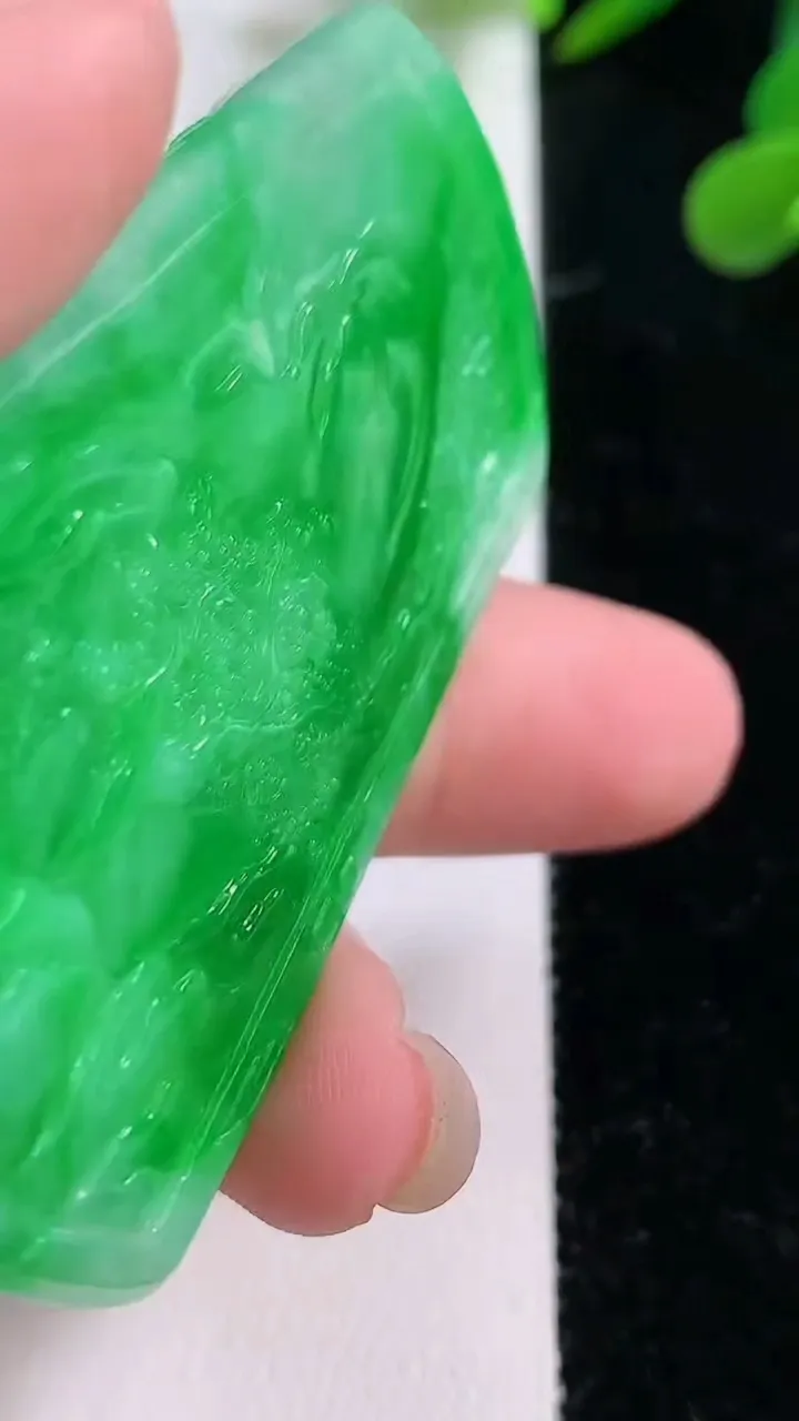 天然A货翡翠山水牌吊坠，尺寸59-39-5.2，重量:26.81g
11月25日