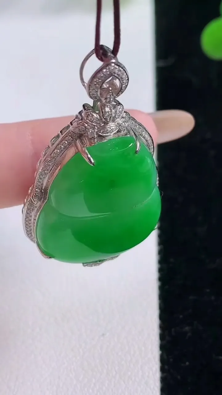 天然A货翡翠葫芦吊坠，尺寸39.3-23.7-10，裸石27.5-21重量:11.34g
11月25日