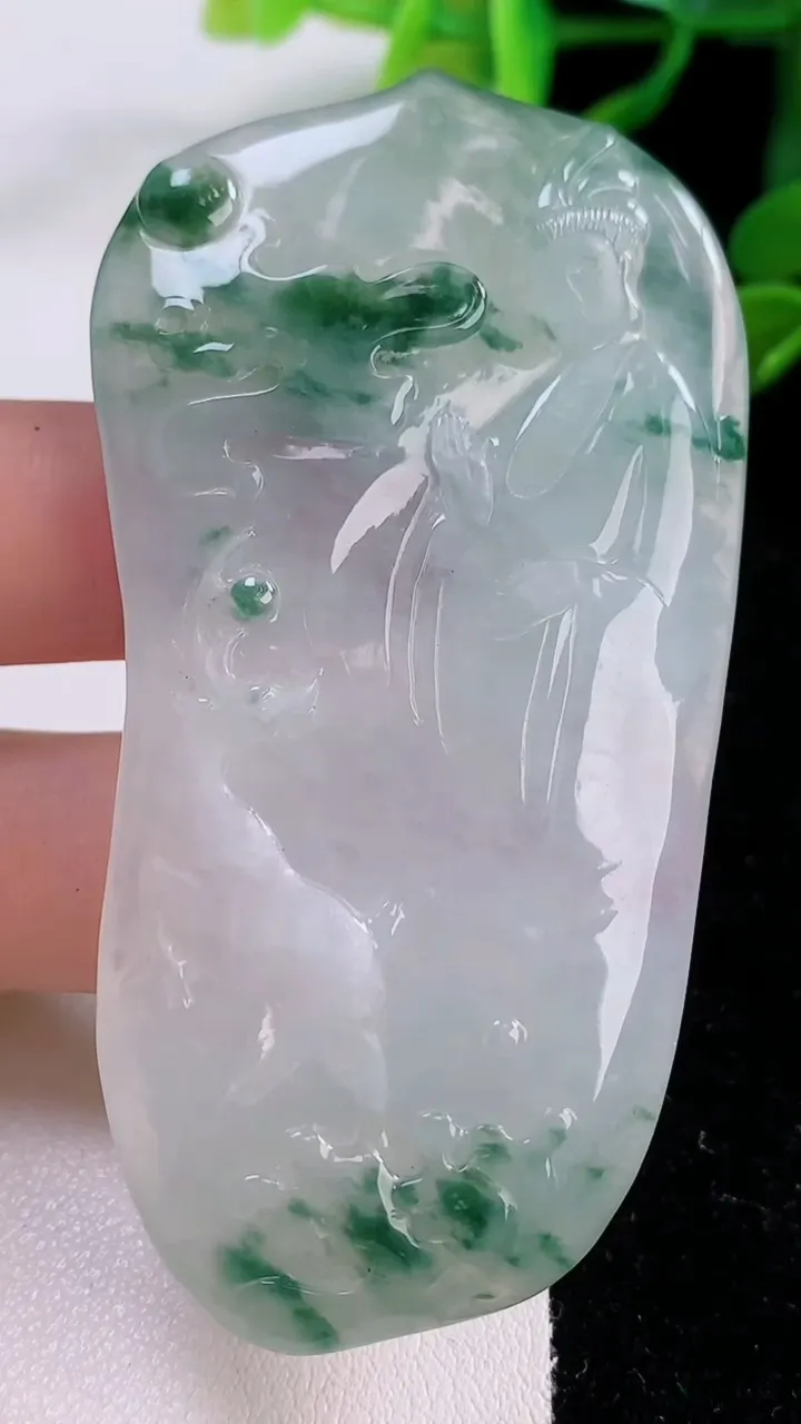 天然A货翡翠种飘花观音菩萨吊坠，尺寸72-37.5-5.8，重:36.98g
11月25日