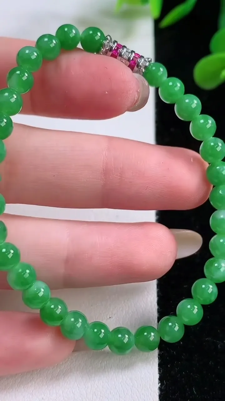 天然A货翡翠圆珠手串，尺寸5-32颗，重量:9.03g11月25日
工厂直销收藏佳品,种好水足，色泽均匀，有种有色，上手高大气！