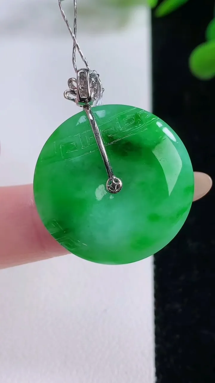 天然A货翡翠复古平安扣吊坠，尺寸25.3-5.2，重量:6.68g
11月25日