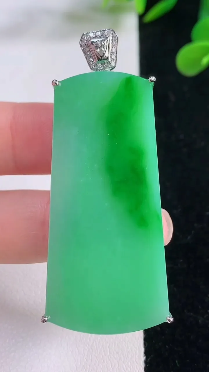 天然A货翡翠无事牌吊坠，尺寸49.4-23.2-5.5，重量:15.37g
11月25日