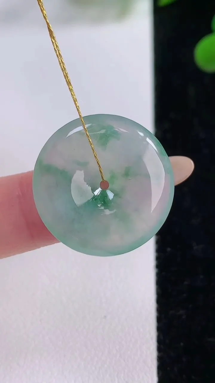 天然A货翡翠冰种飘花平安扣吊坠，尺寸22.7-4.4，重量:5.04g
11月25日