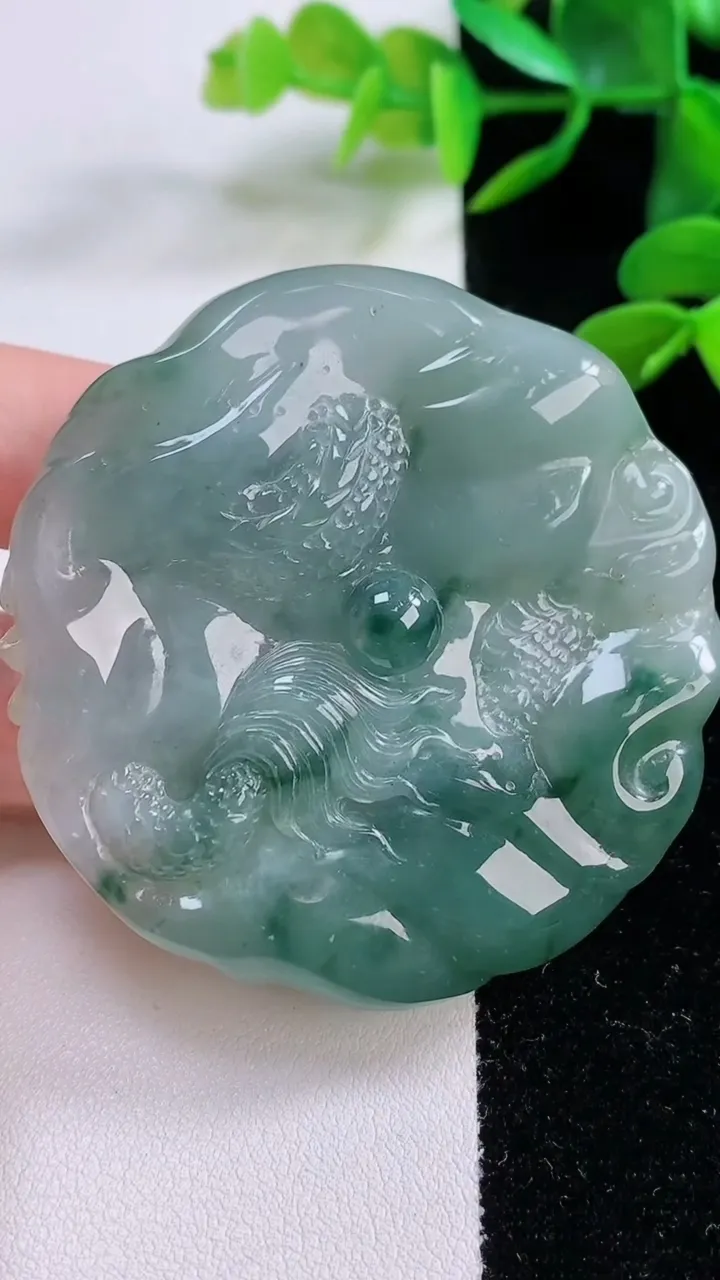 天然A货翡翠种飘花龙牌吊坠，尺寸55.8-11，重:66.23g
11月25日