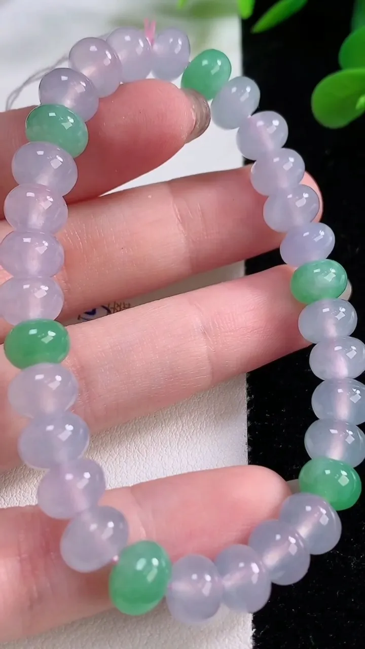 天然A货翡翠算盘珠手串，尺寸8.2-5.5-31颗，重量:23.49g11月25日
工厂直销收藏佳品