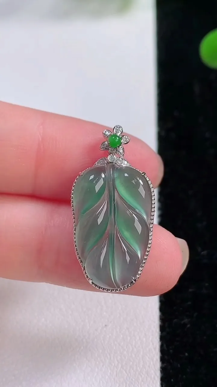 天然A货翡翠金枝玉叶 叶子吊坠，尺寸27.8-13.7-6.5，裸石20-12.6重量:2.52g
