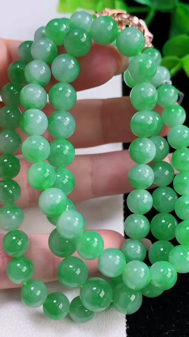 天然A货翡翠圆珠项链，尺寸7-74颗，重量:51.88g11月25日
工厂直销收藏佳品,种好水足，色泽均匀，有种有色，上手高大气！