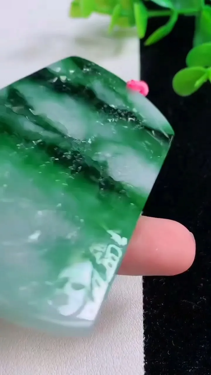 天然A货翡翠山水牌吊坠，尺寸79.2-52.8-5.3，重量:54.56g
11月25日