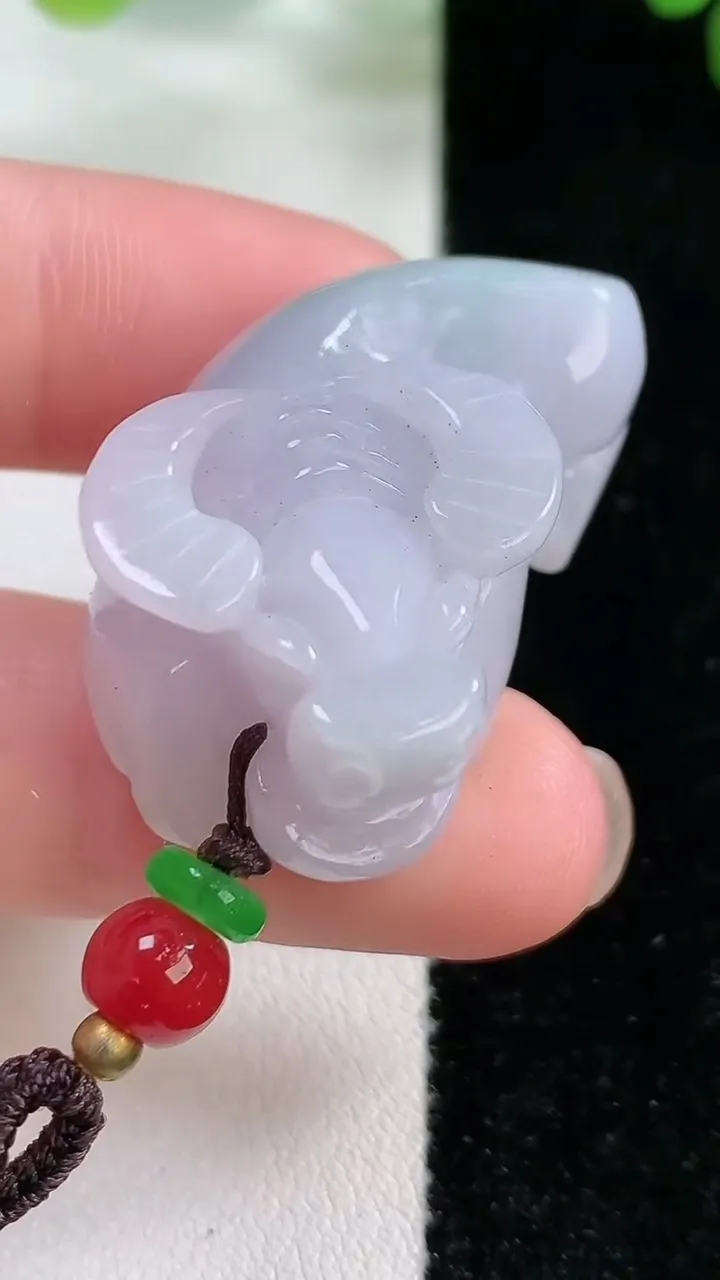 天然A货翡翠紫罗兰生肖牛吊坠，尺寸33.3-19.6-14，重:19.06g
11月26日