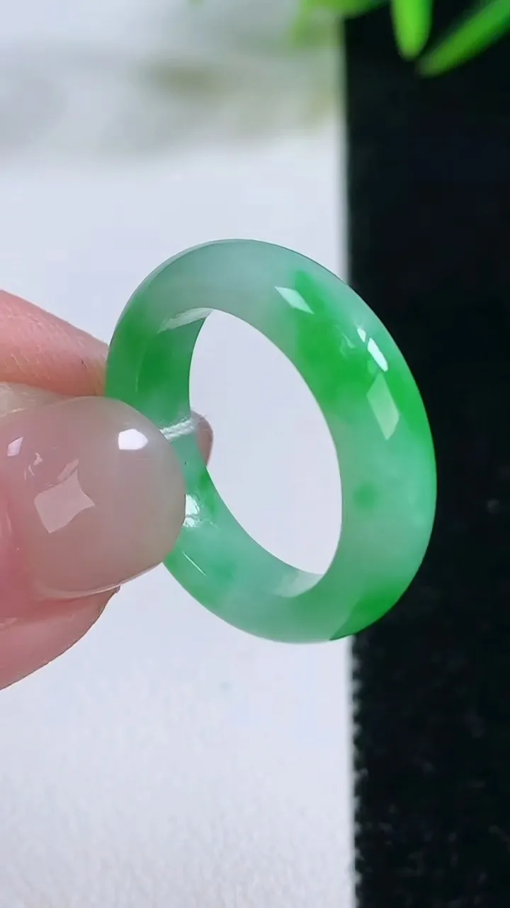 天然A货翡翠指环戒指，尺寸17-5-2.8，重量:3.3.g2025年11月26日
工厂直销收藏佳品,种好水足，色泽均匀，有种有色，上手高大气！