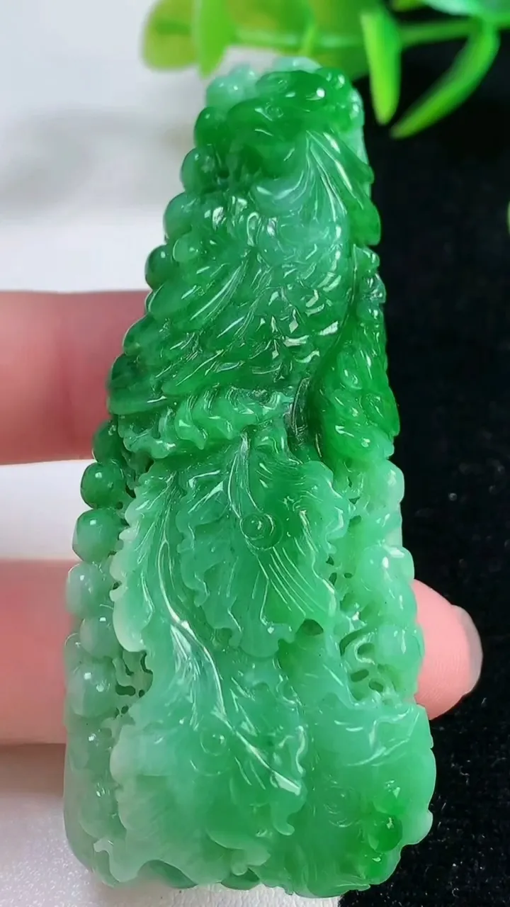 天然A货翡翠凤凰吊坠，尺寸73.8-29.2-12.8，重量:48.46g
11月26日