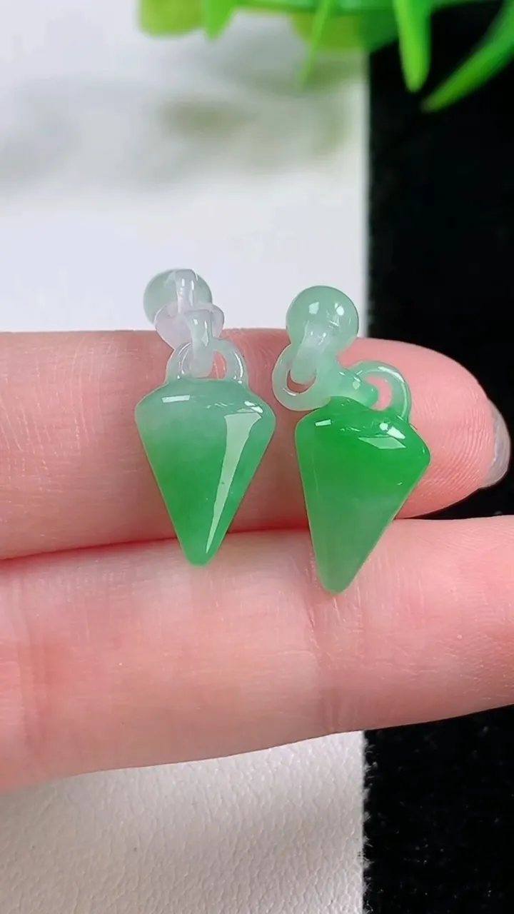 天然A货翡翠水滴吊坠一对，尺寸24-9.6-3.6，重量:2.51g
11月26日