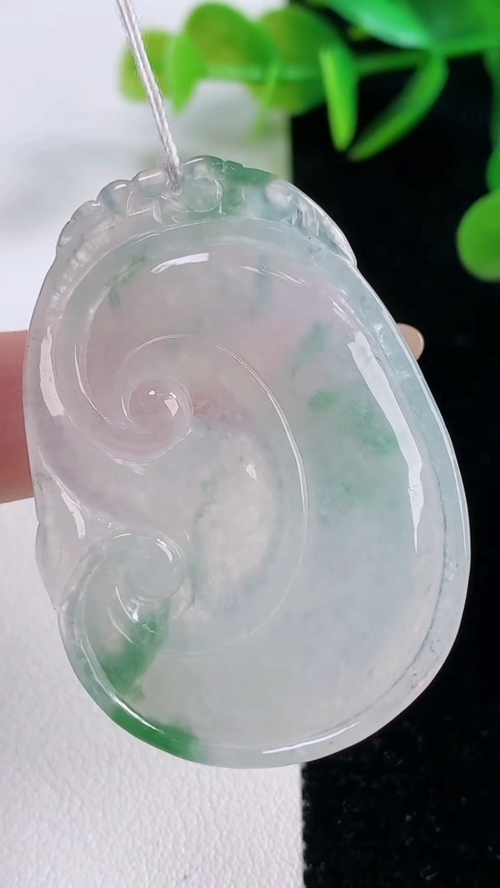 天然A货翡翠冰种飘花如意吊坠，尺寸46.7-33-5.9，重量:17.14g
11月26日