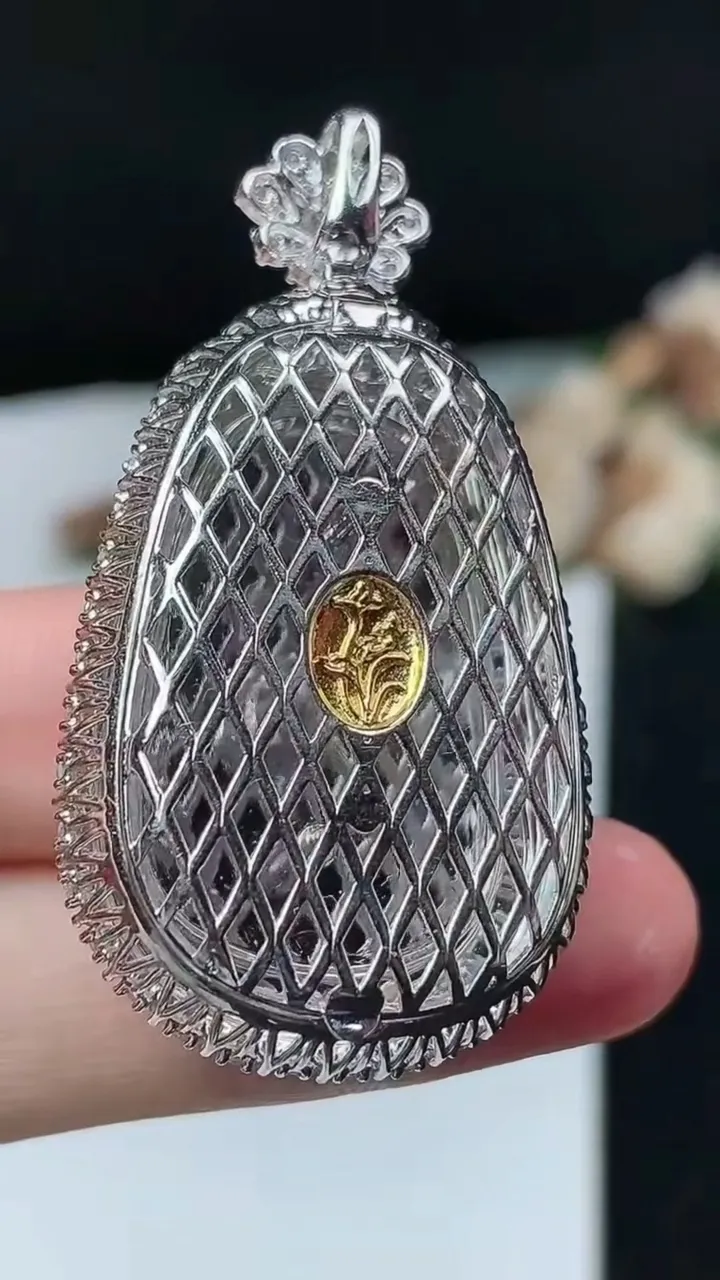 天然A货翡翠紫罗兰如意吊坠，尺寸46.3-24.7-13.5裸石31.7-20.7，重量:16.89g
11月26日