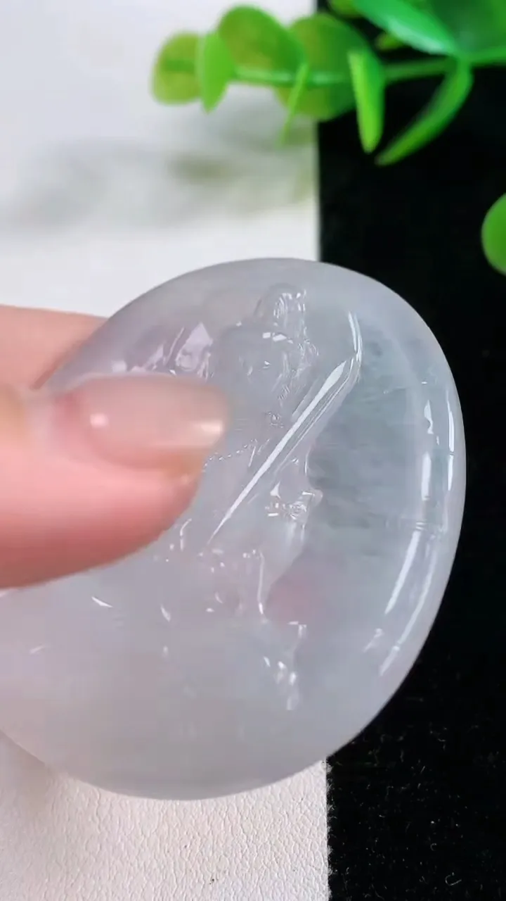 天然A货翡翠虚空藏菩萨吊坠，尺寸52.5-45-4.9，重量:23.41g
11月26日