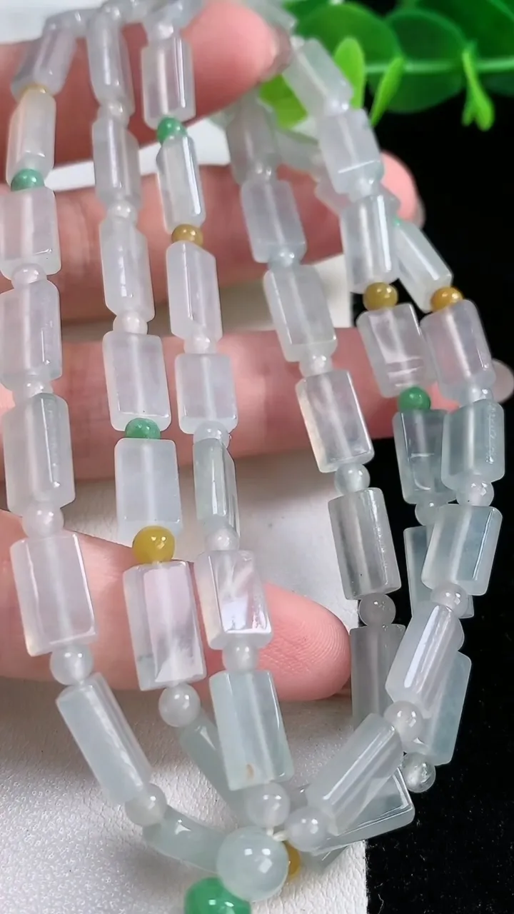 天然A货翡翠种飘花无事牌项链，尺寸10.3-6.2-3.3-53颗，重:37.38g11月26日
工厂直销收藏佳品,种好水足，色泽均匀，有种有色，上手高大气！