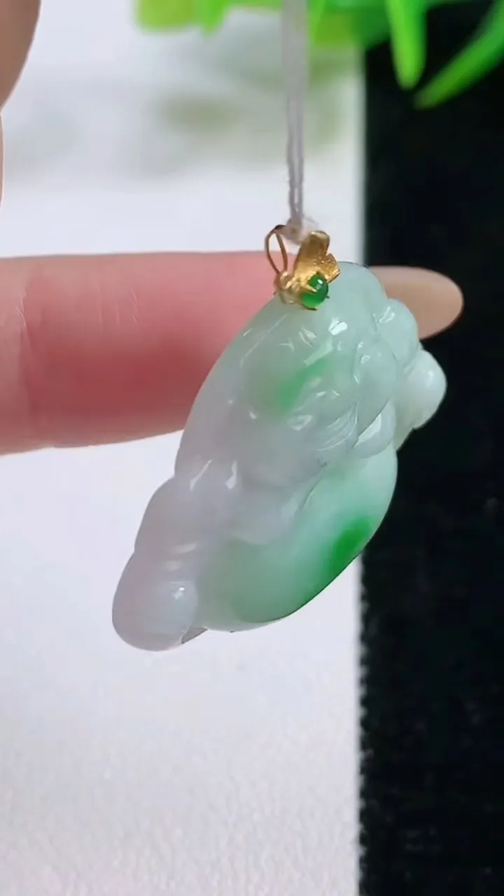 天然A货翡翠佛公吊坠，尺寸25-30-5.8，重量:6.43g
11月26日