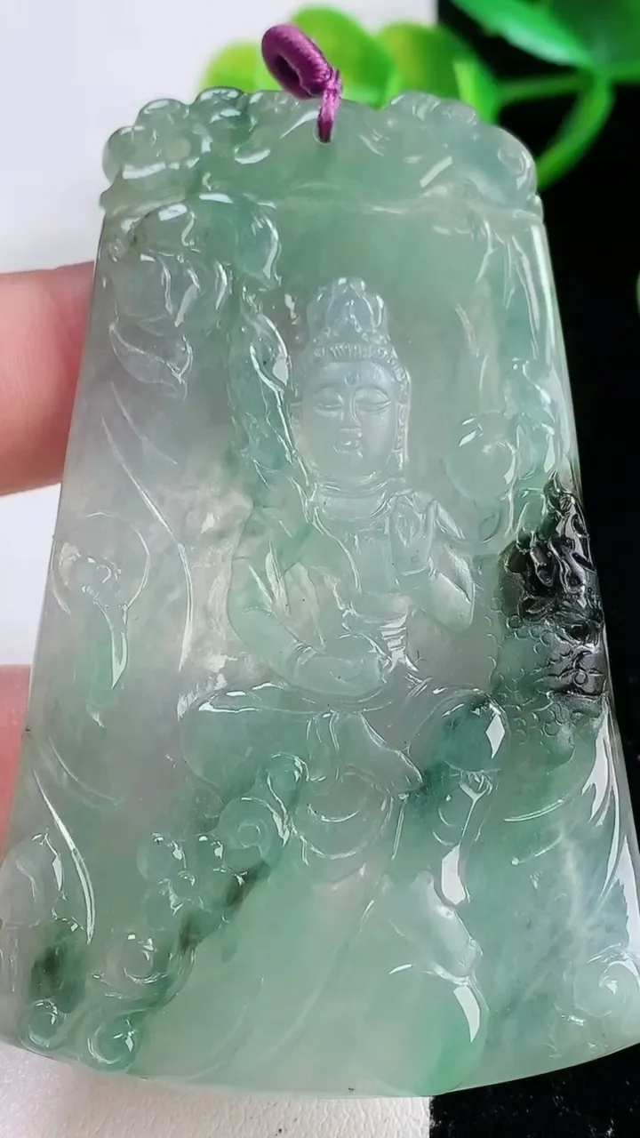 天然A货翡翠虚空藏菩萨吊坠，尺寸70-45.6-4.6，重量:31.41g
11月26日