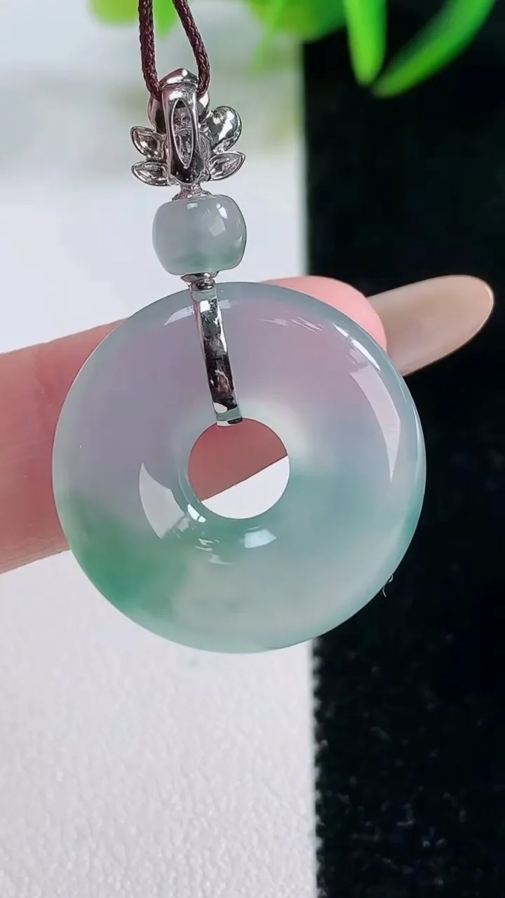 天然A货翡翠平安环吊坠，尺寸22.5-4.6，重量:6.31g
11月26日