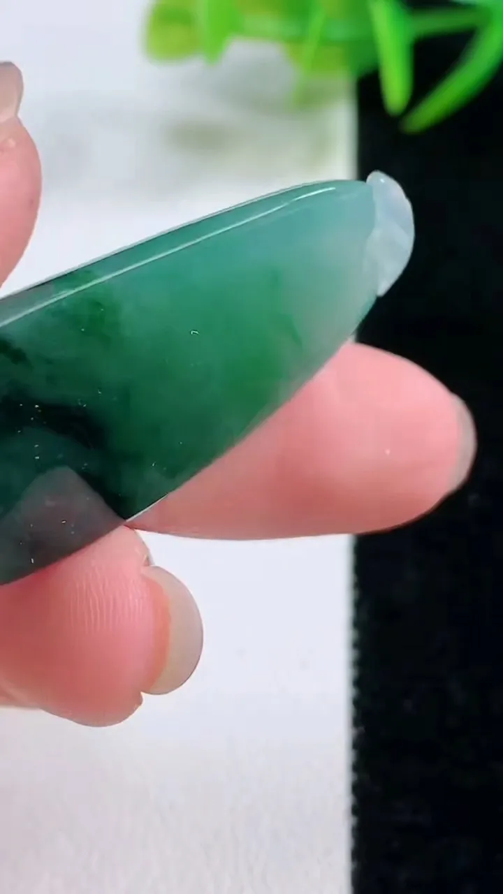 天然A货翡翠福瓜吊坠，尺寸43-20.4-6.6，重量:12.23g
11月26日