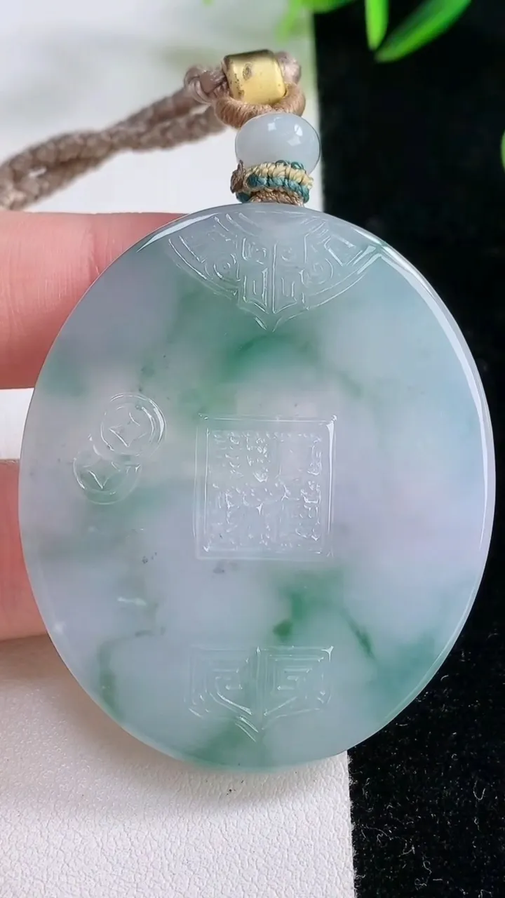 天然A货翡翠种飘花仿古无事牌吊坠，尺寸49.5-42-5.4，重量:33.12g
11月26日