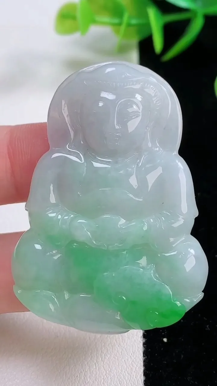 天然A货翡翠观音菩萨吊坠，尺寸50.7-35.7-5.3，重量:17.74g
11月26日