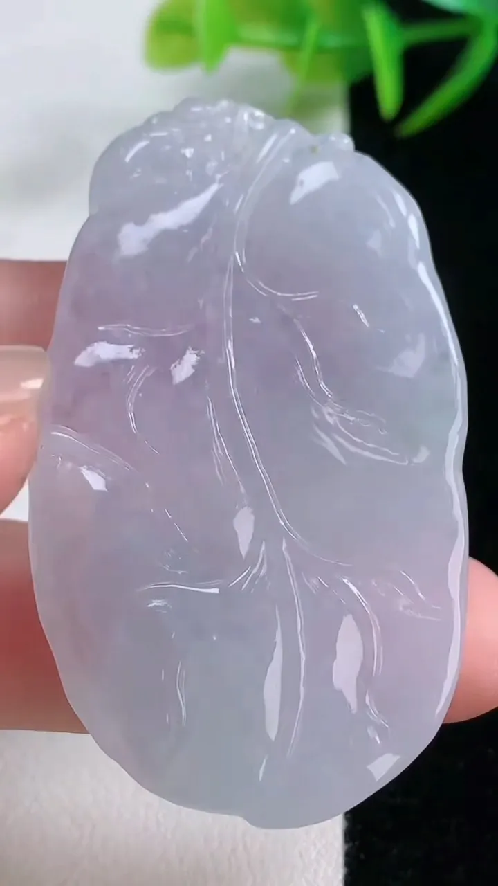 天然A货翡翠紫罗兰金枝玉叶 叶子吊坠，尺寸55.7-32.4-6.7，重量:22.44g
11月26日