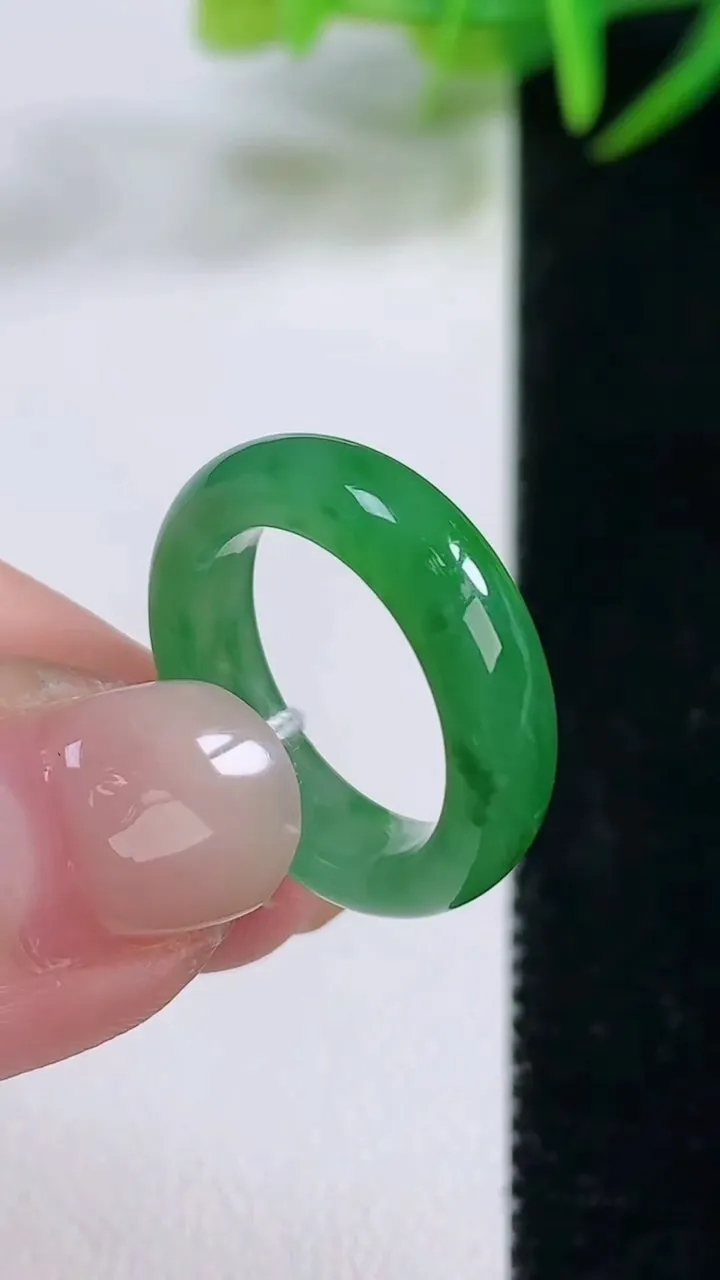 天然A货翡翠指环戒指，尺寸15.3-4.5-2.9，重量:2.98g2025年11月26日
工厂直销收藏佳品,种好水足，色泽均匀，有种有色，上手高大气！