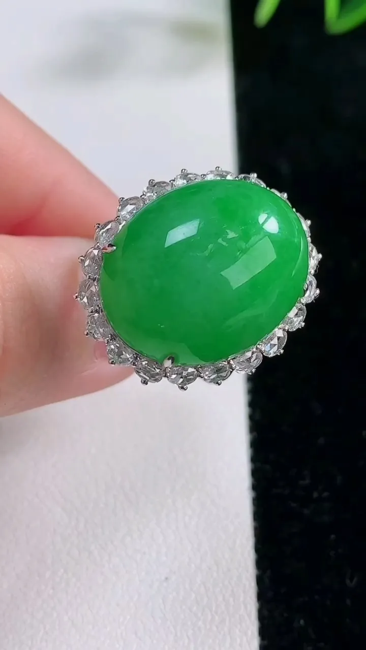 天然A货翡翠蛋面戒指，尺寸18.5-20.8-16.3-12.5，重量:8.16g2025年11月2