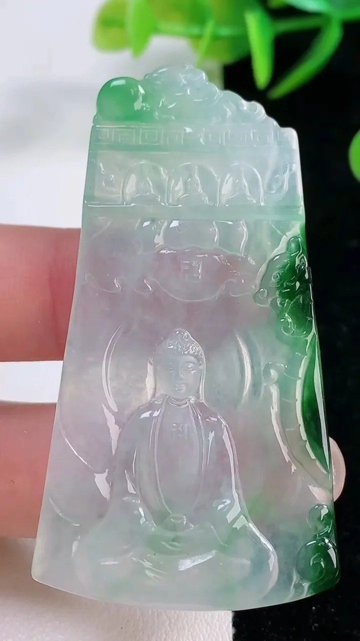 天然A货翡翠大日如来吊坠，尺寸59.2-31-3.4，重量:15.29g
11月26日