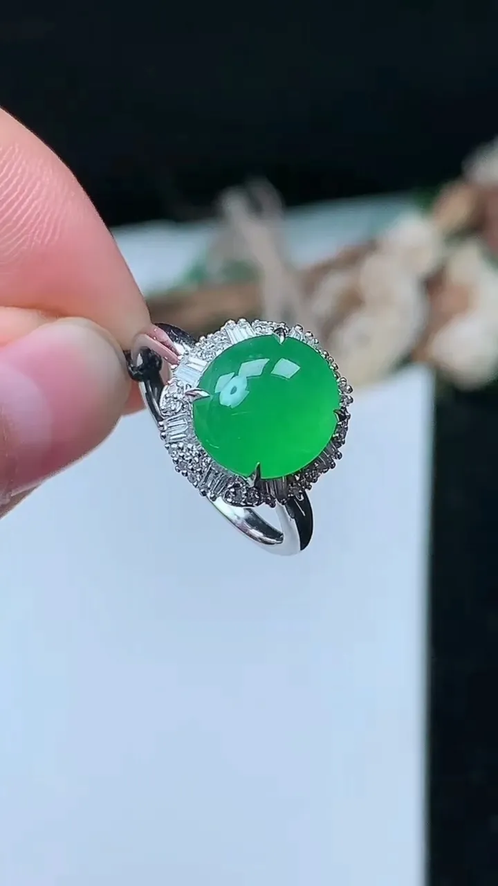 天然A货翡翠蛋面戒指，尺寸17.2-10.2-9.2，重量:3.47g2025年11月26日
工厂直