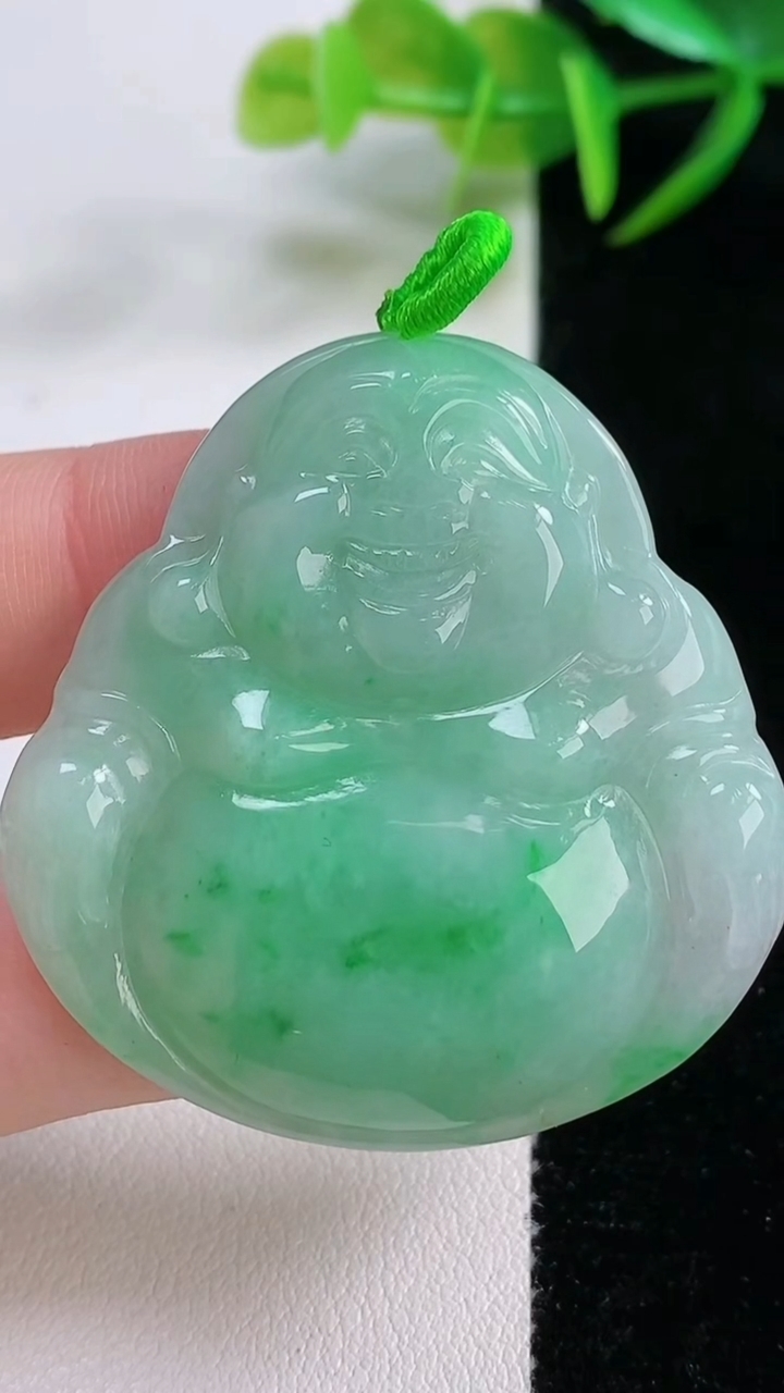 天然A货翡翠佛公吊坠，尺寸43-41.6-6，重量:18.44g
11月26日