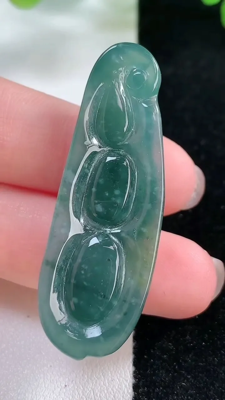 天然A货翡翠福豆吊坠，尺寸47.4-16.1-9.7，重:12.16g
11月26日