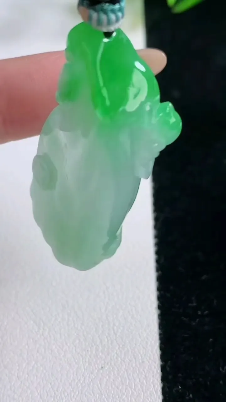 天然A货翡翠莲蓬吊坠，尺寸43.8-21-9.6，重量:21.48g
11月26日