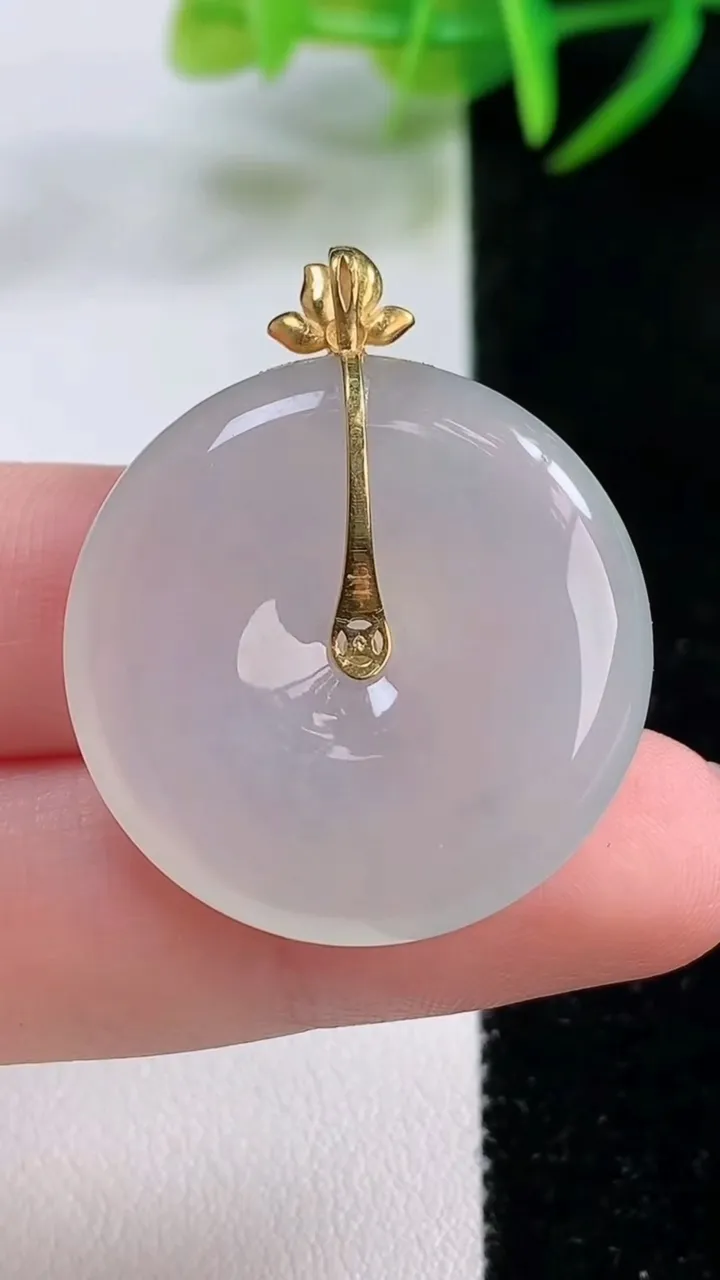 天然A货翡翠种白冰平安扣吊坠，尺寸28.5-5.5，重量:11.08g
11月26日