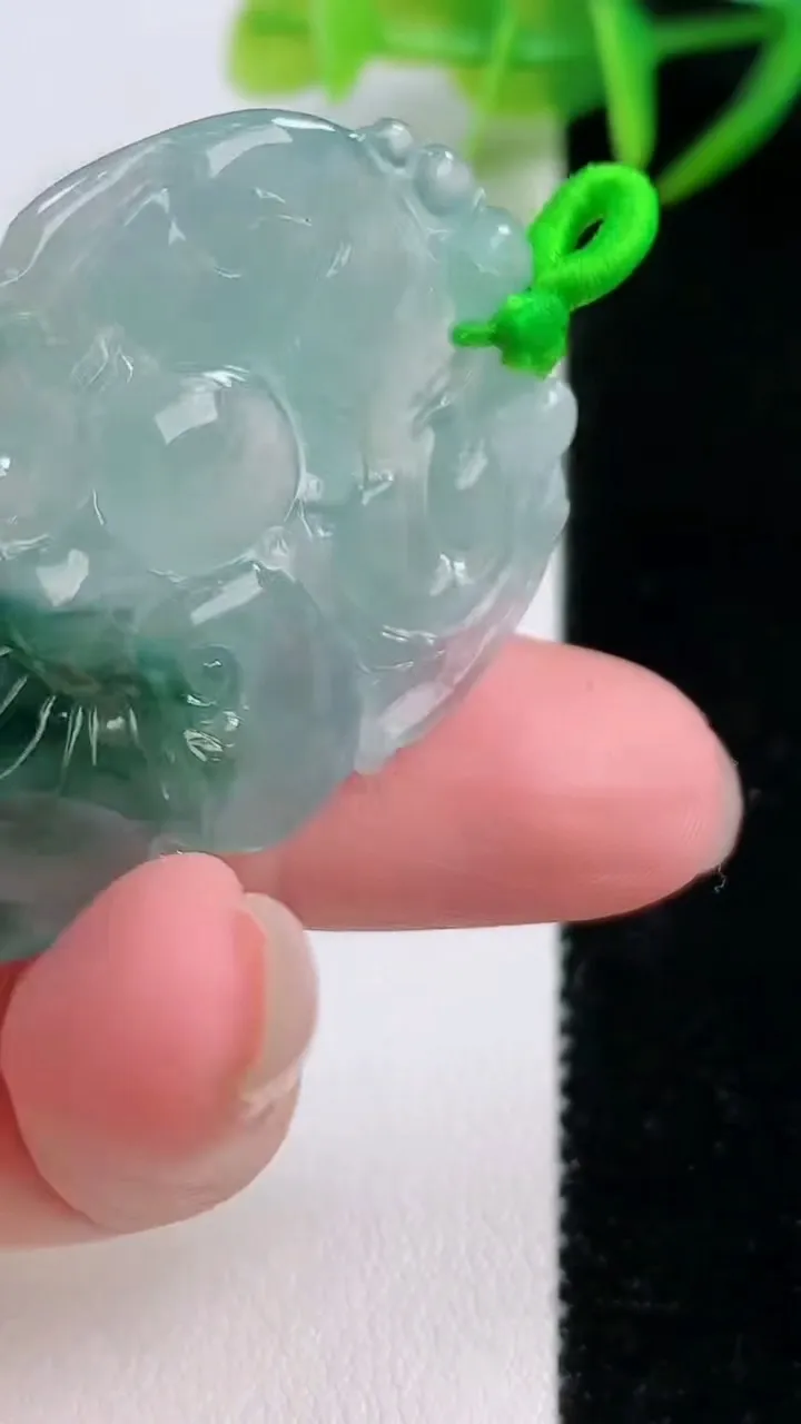 天然A货翡翠冰种飘花如意头吊坠，尺寸44-30.3-3.9，重量:9.95g
11月26日