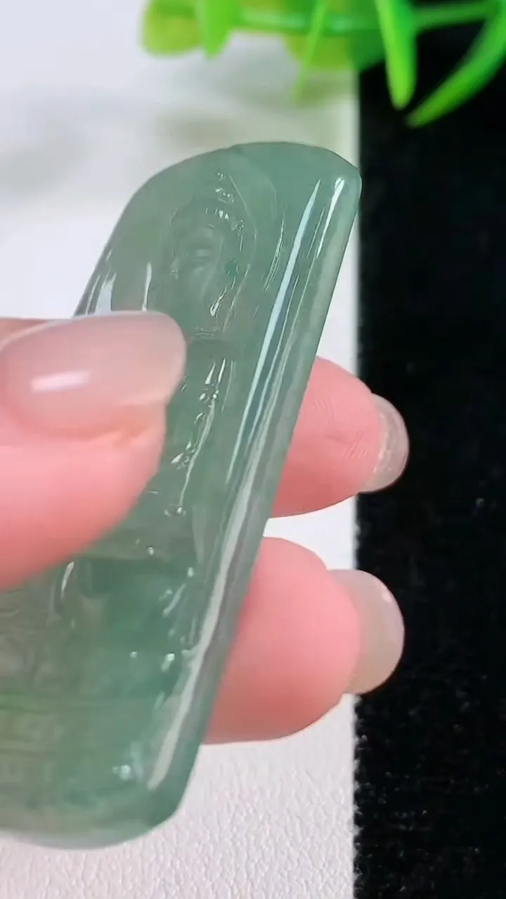 天然A货翡翠大日如来吊坠，尺寸52.8-25.7-5.6，重量:16.86g
11月26日