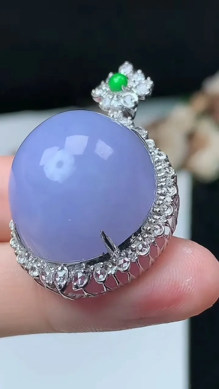 天然A货翡翠k金紫罗兰蛋面吊坠，尺寸37.7-24-17.8，裸石21-19.8，重量:13.68g
11月26日