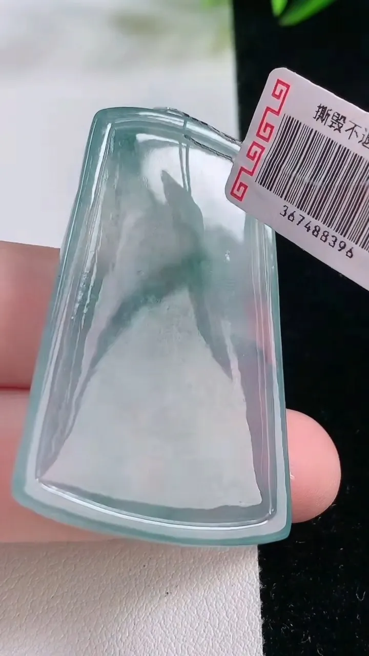 天然A货翡翠种飘花普贤菩萨吊坠，尺寸46.6-29.5-5.6，重量:17.48g
11月26日