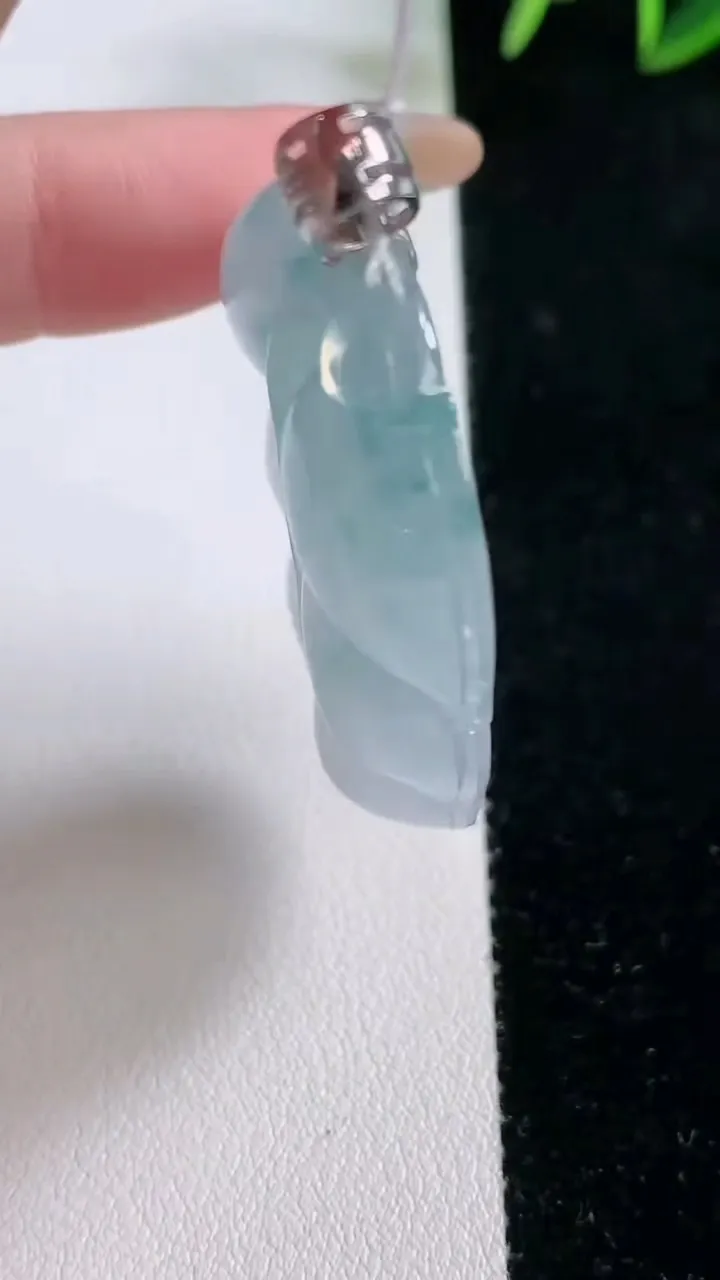 天然A货翡翠种飘花金枝玉叶 叶子吊坠，尺寸46.8-28.4-7.3，重量:21.31g
11月26日