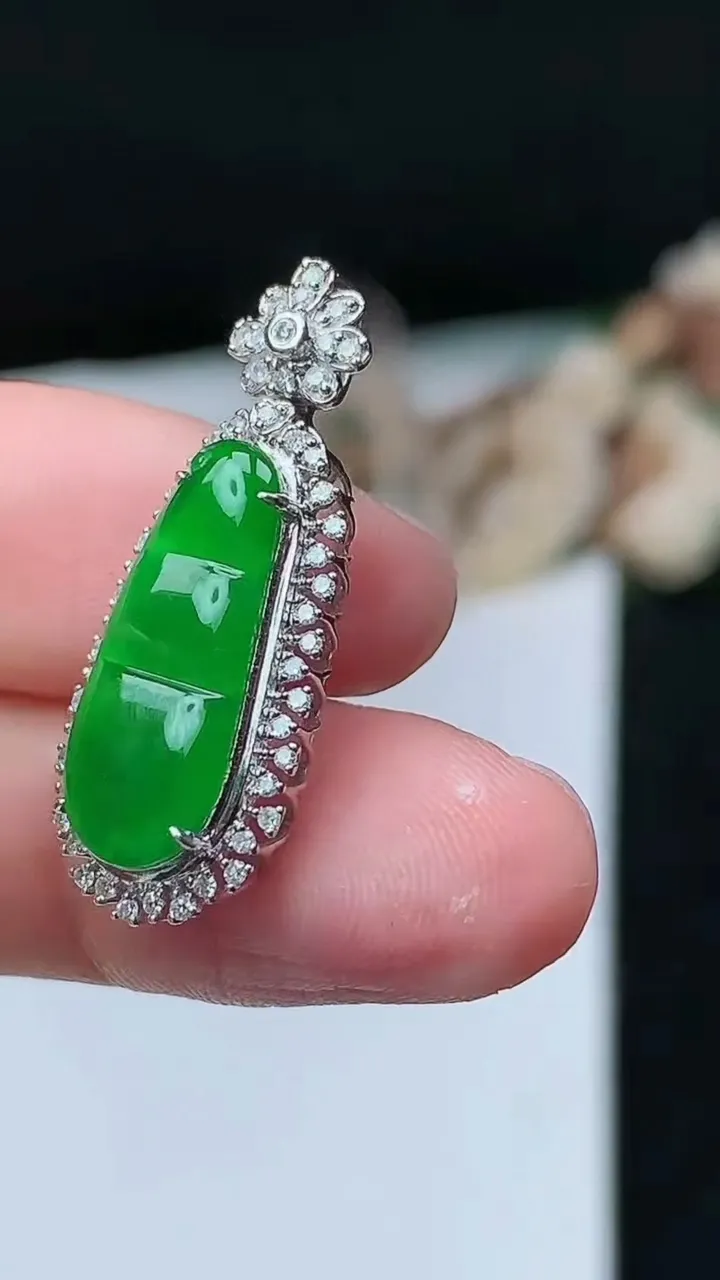 天然A货翡翠福豆吊坠，尺寸28.5-11.6-6，裸石17.6-7.6，重量:2.87g
11月26日