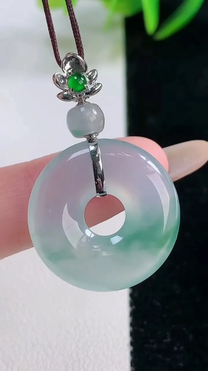 天然A货翡翠平安环吊坠，尺寸22.5-4.6，重量:6.31g
11月26日