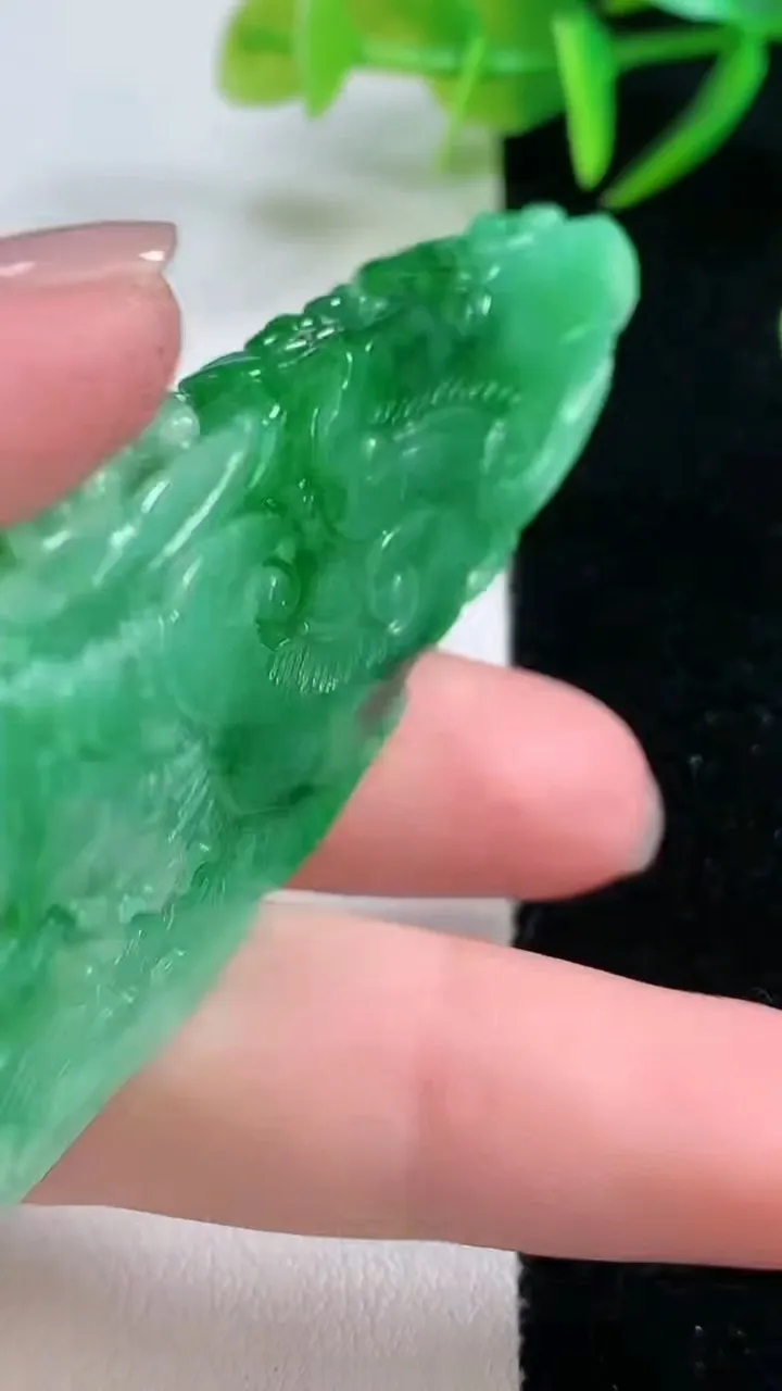 天然A货翡翠凤凰吊坠，尺寸73.8-29.2-12.8，重量:48.46g
11月26日